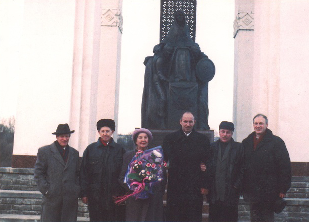 Жонка І. Чыгрынава з магілёўскімі пісьменнікамі каля помніка воінам-афганцам у г. Магілёве, 2003 г.